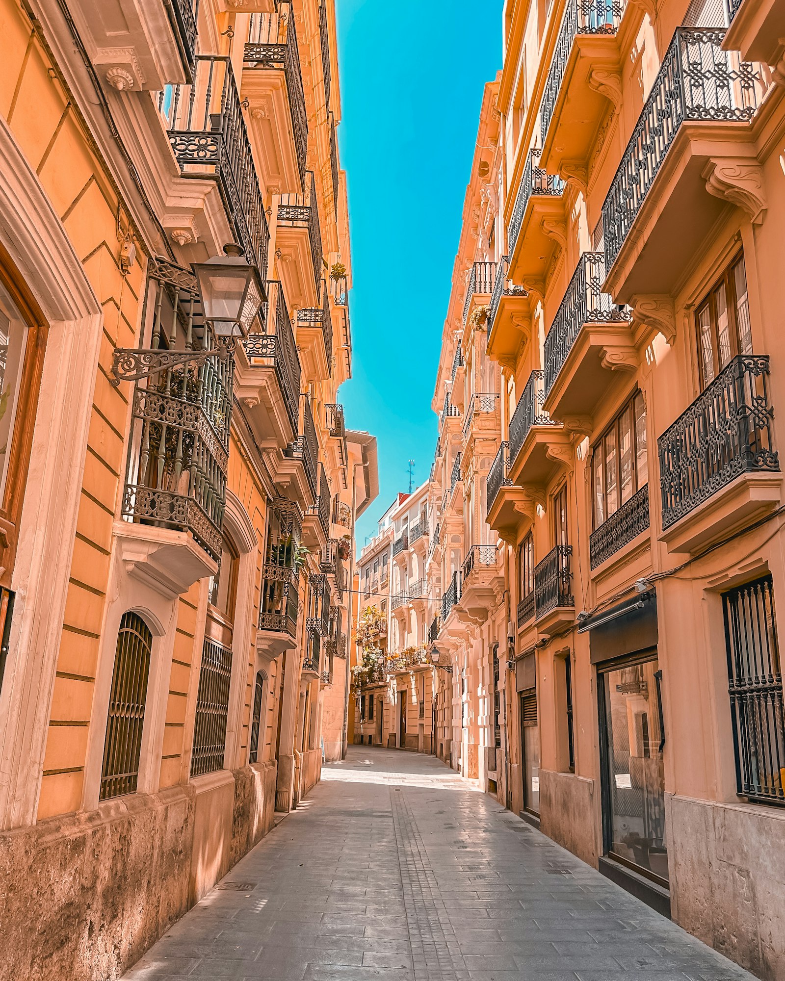 Calle con terrazas en Ruzafa, Valencia
