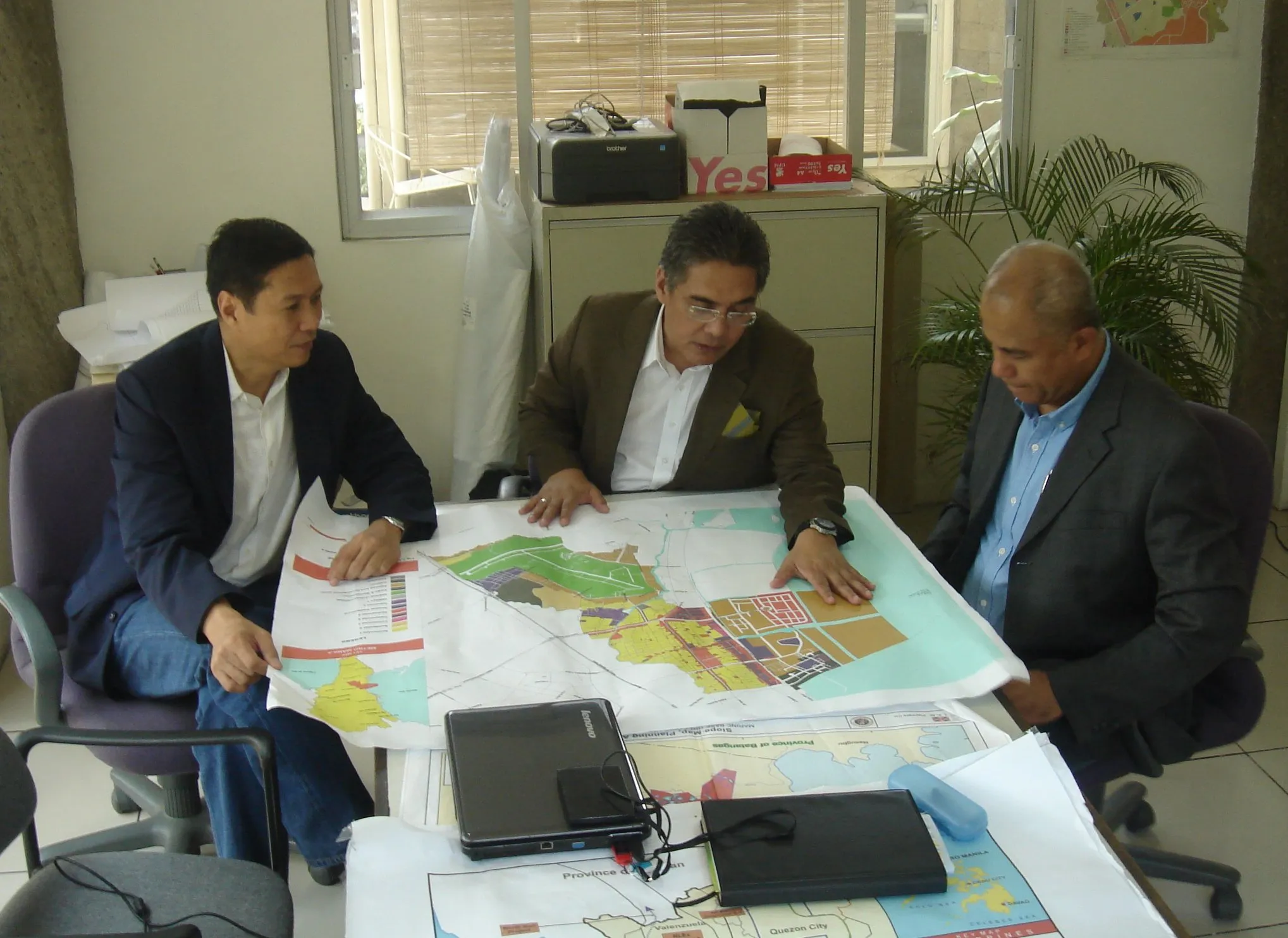 Arch. Armando Allí reviewing land use maps with planning colleagues
