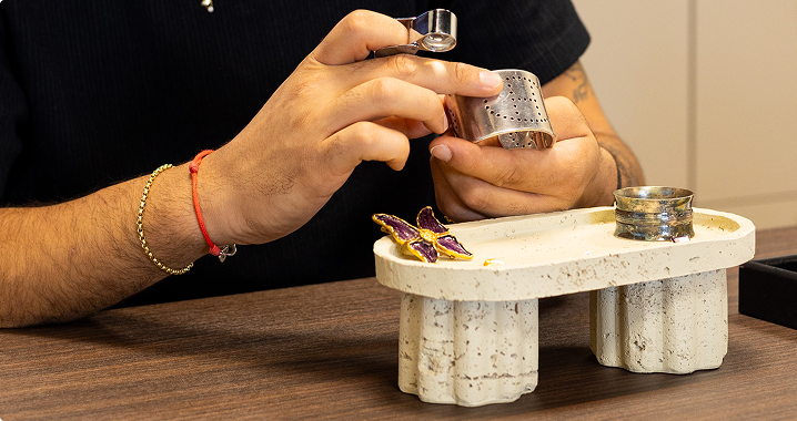 L'or est l'un des matériaux les plus contrefaits. Poinçons, test de l'aimant, densité, pierre de touche : ce guide complet vous explique toutes les méthodes fiables pour authentifier un bijou en or.