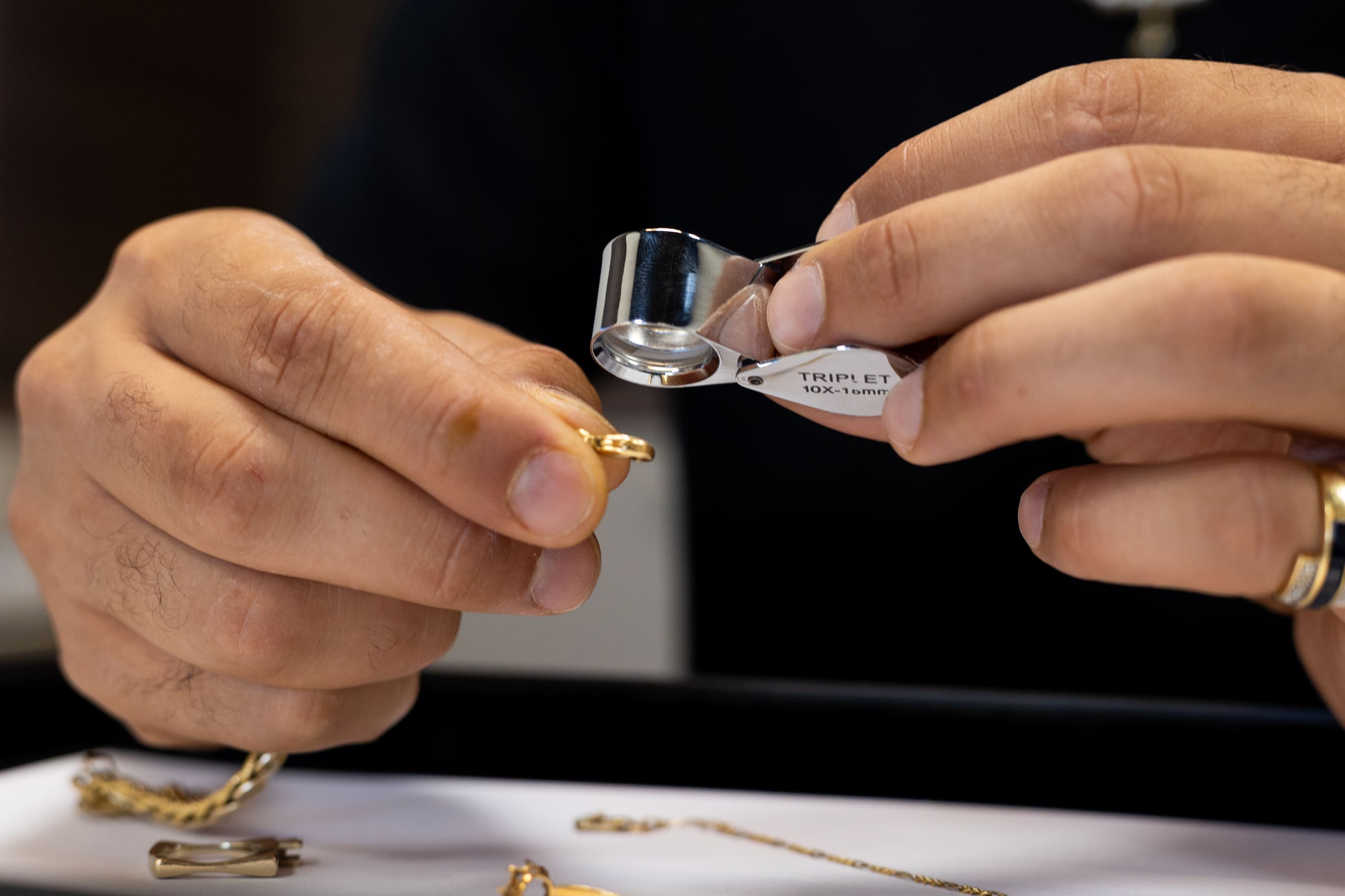 Bagues, chaînes, bracelets ou bijoux anciens : un héritage peut contenir des objets dont la valeur est difficile à déterminer. Voici les étapes à suivre avant de conserver, partager ou vendre des bijoux en or hérités.