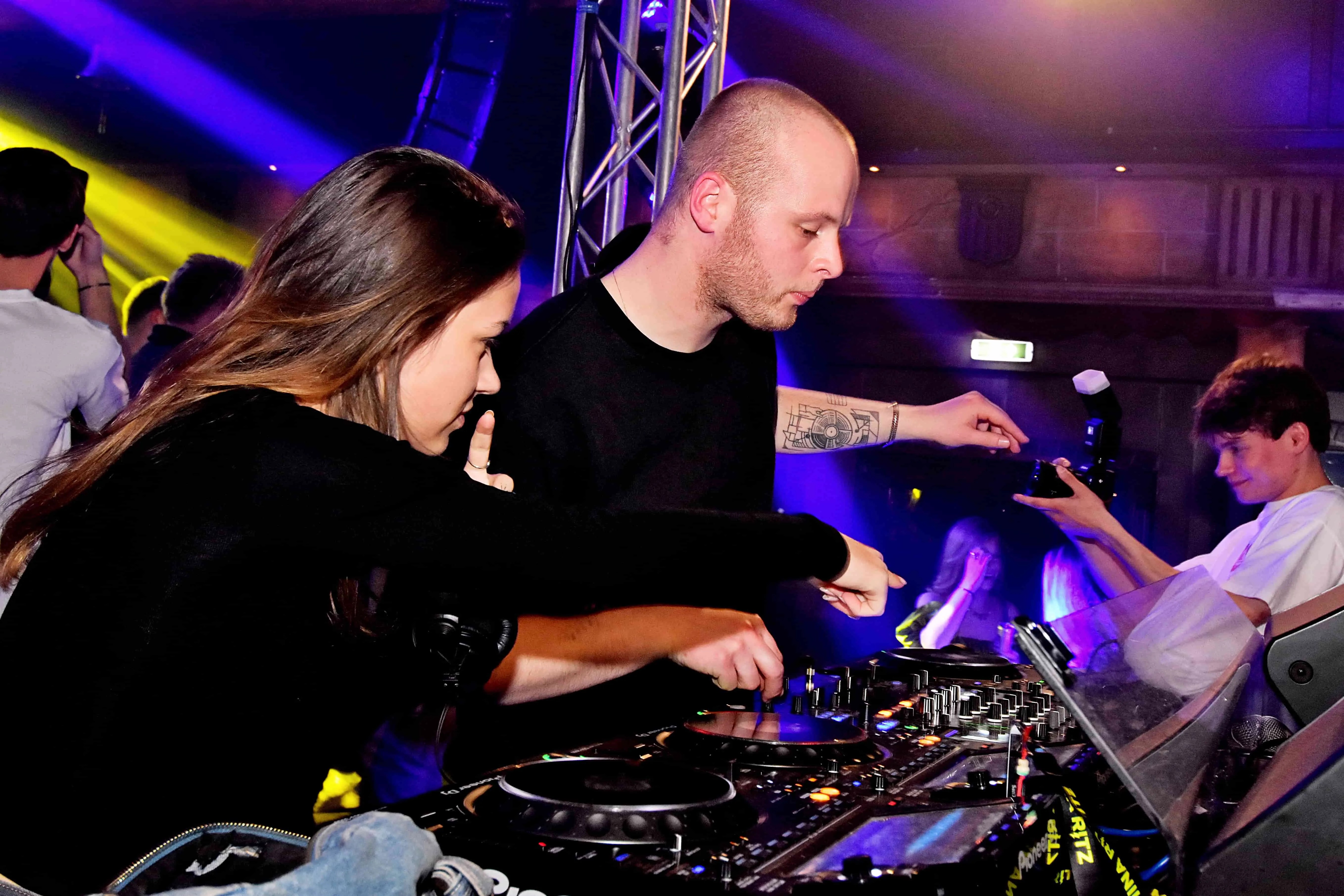 DJ achter de draaitafel