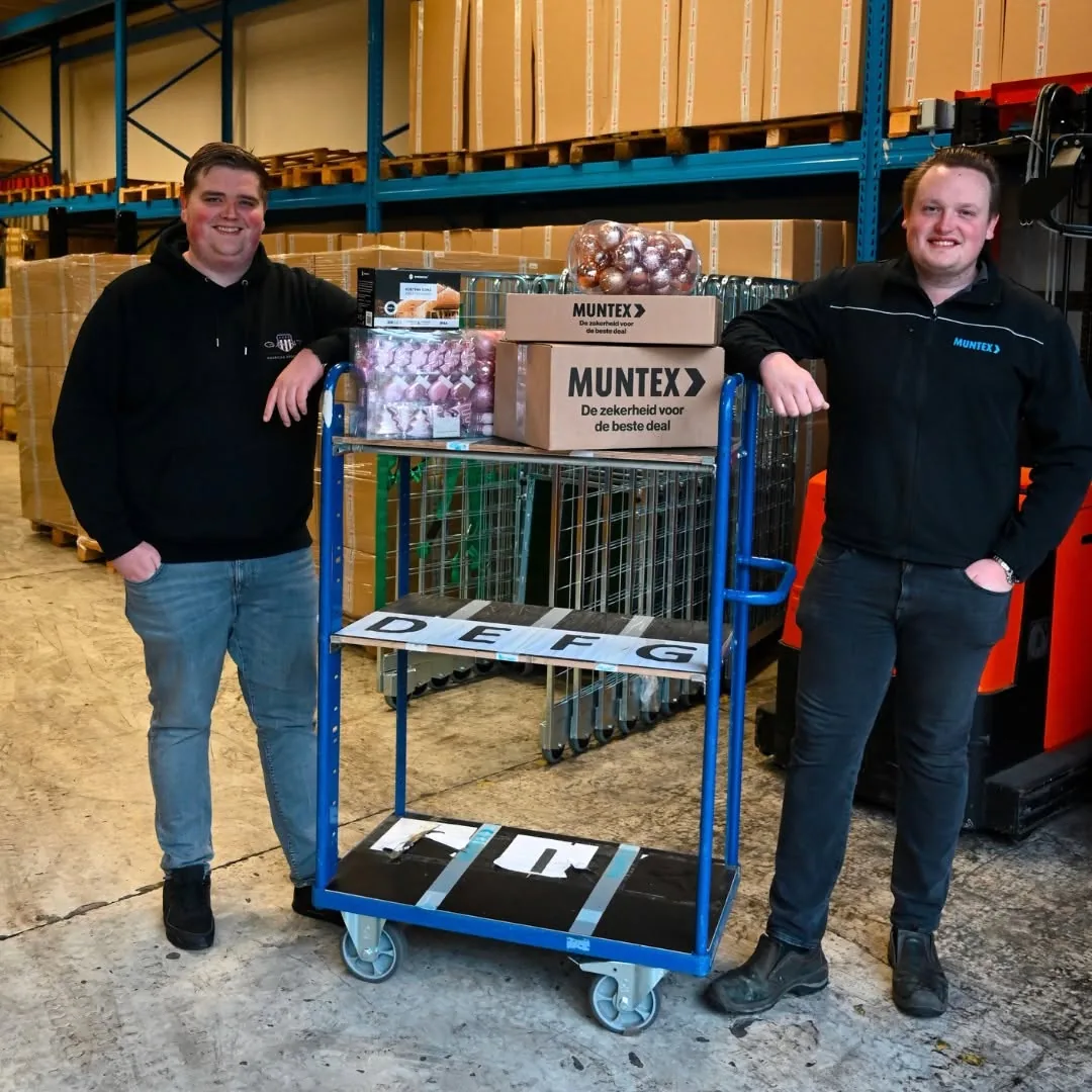 Medewerkers van Muntex in het magazijn