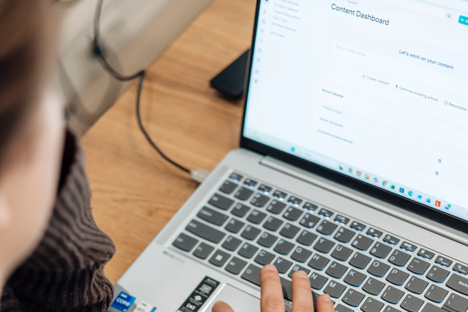 Laptop met een contentdashboard open, waarin artikelen worden voorbereid