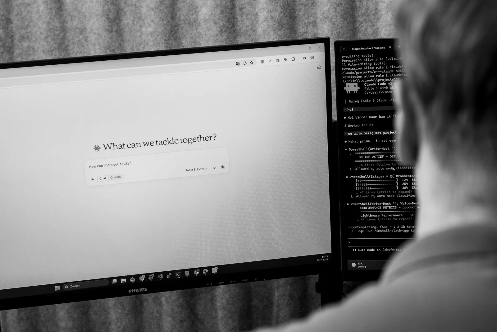 Twee beeldschermen met een AI-assistent en een terminal tijdens het bouwen van een koppeling