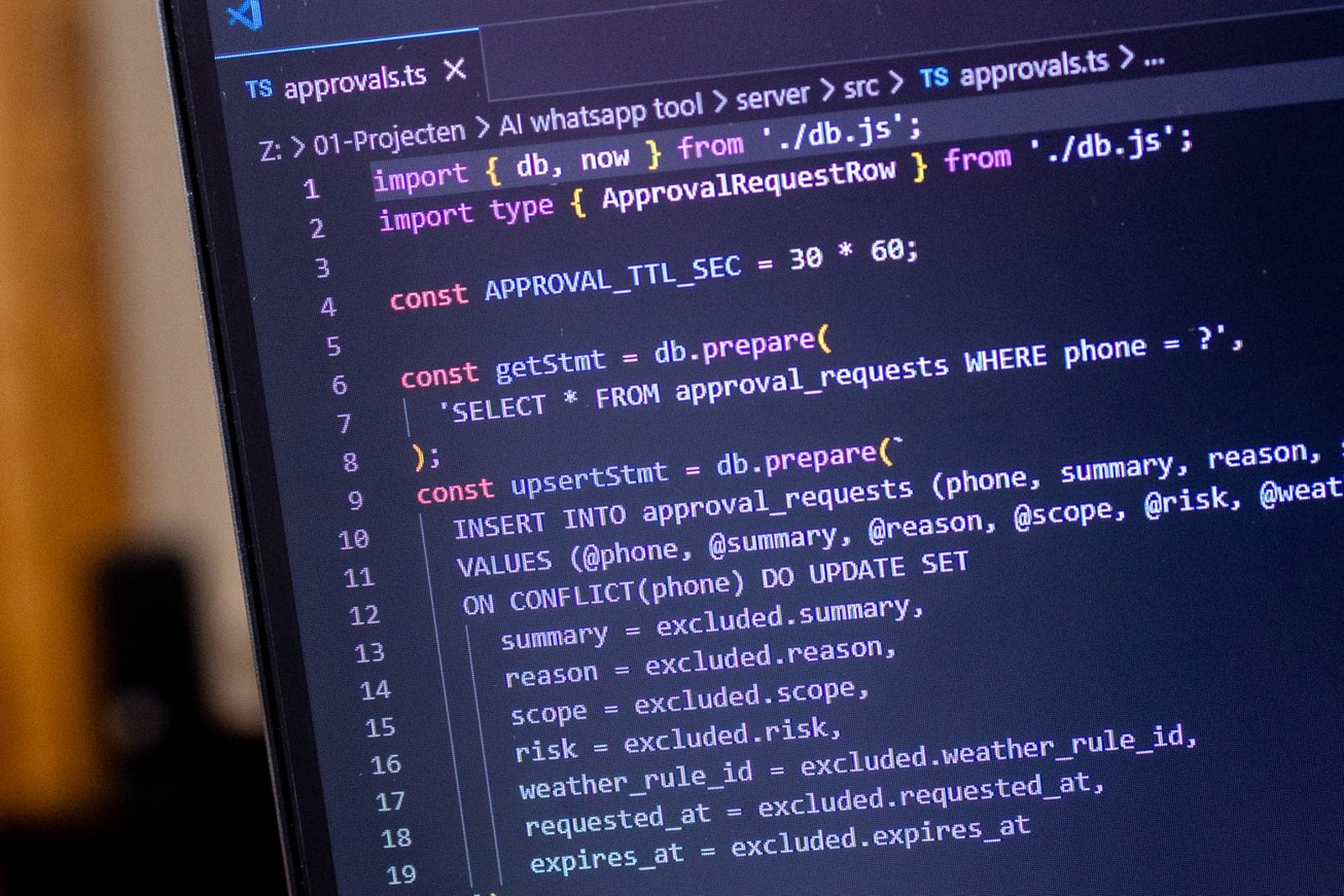 Beeldscherm met TypeScript-code en SQL-queries in een donkere code-editor