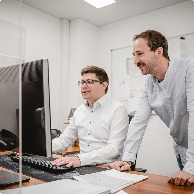 Zwei Kollegen arbeiten gemeinsam am Schreibtisch
