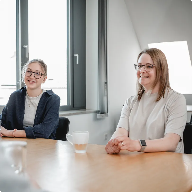 Zwei Kolleginnen im Besprechungsraum