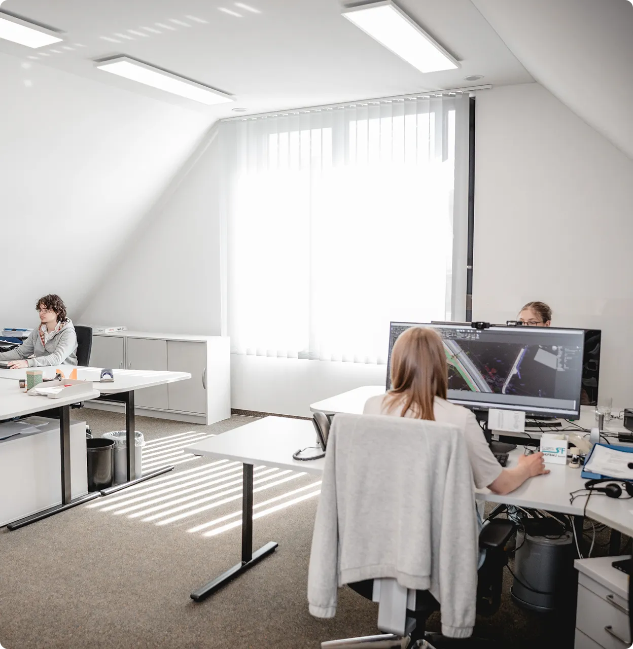 Helles Büro mit Arbeitsplätzen