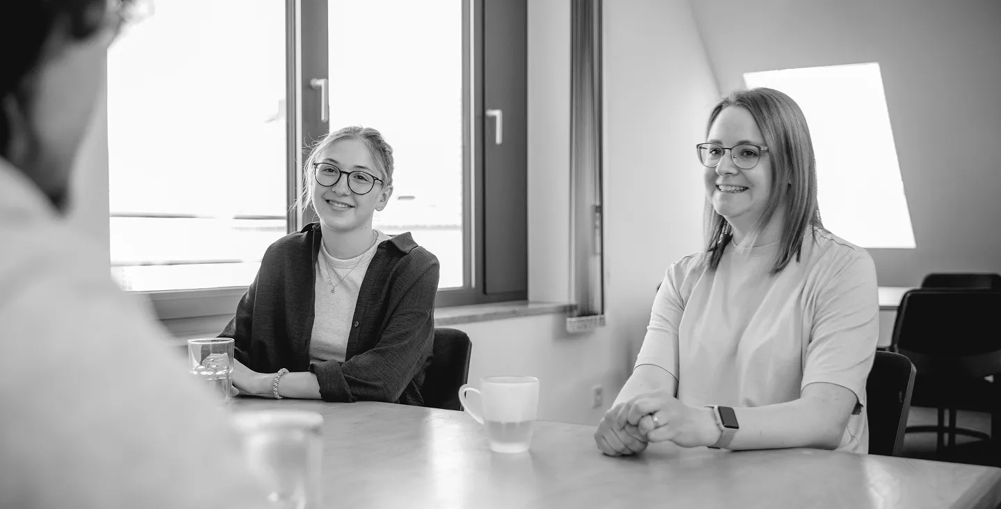 Zwei Mitarbeiterinnen im Besprechungsraum