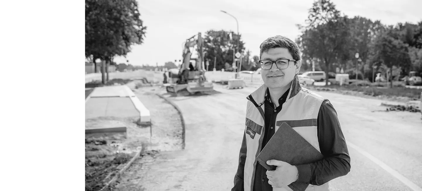 Mitarbeiter mit Unterlagen auf einer Straßenbaustelle