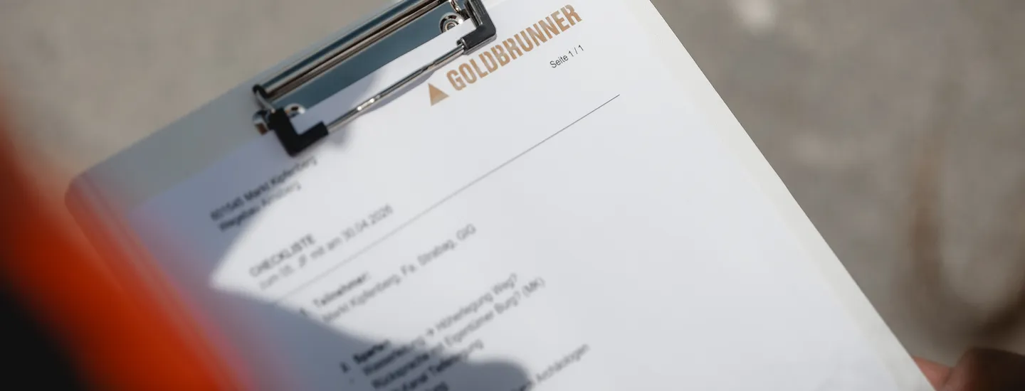 Klemmbrett mit Planunterlagen von Goldbrunner Ingenieure