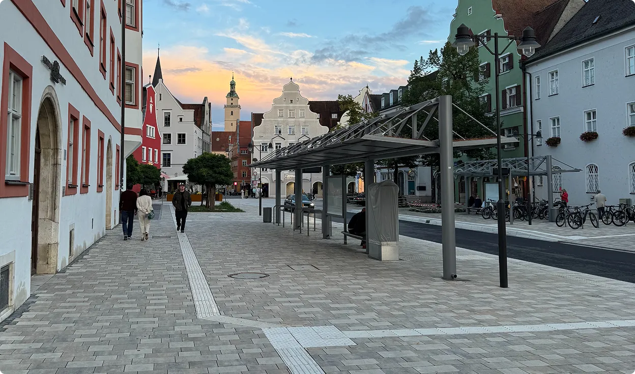 Neu gestalteter Platz mit Bushaltestelle in einer Altstadt