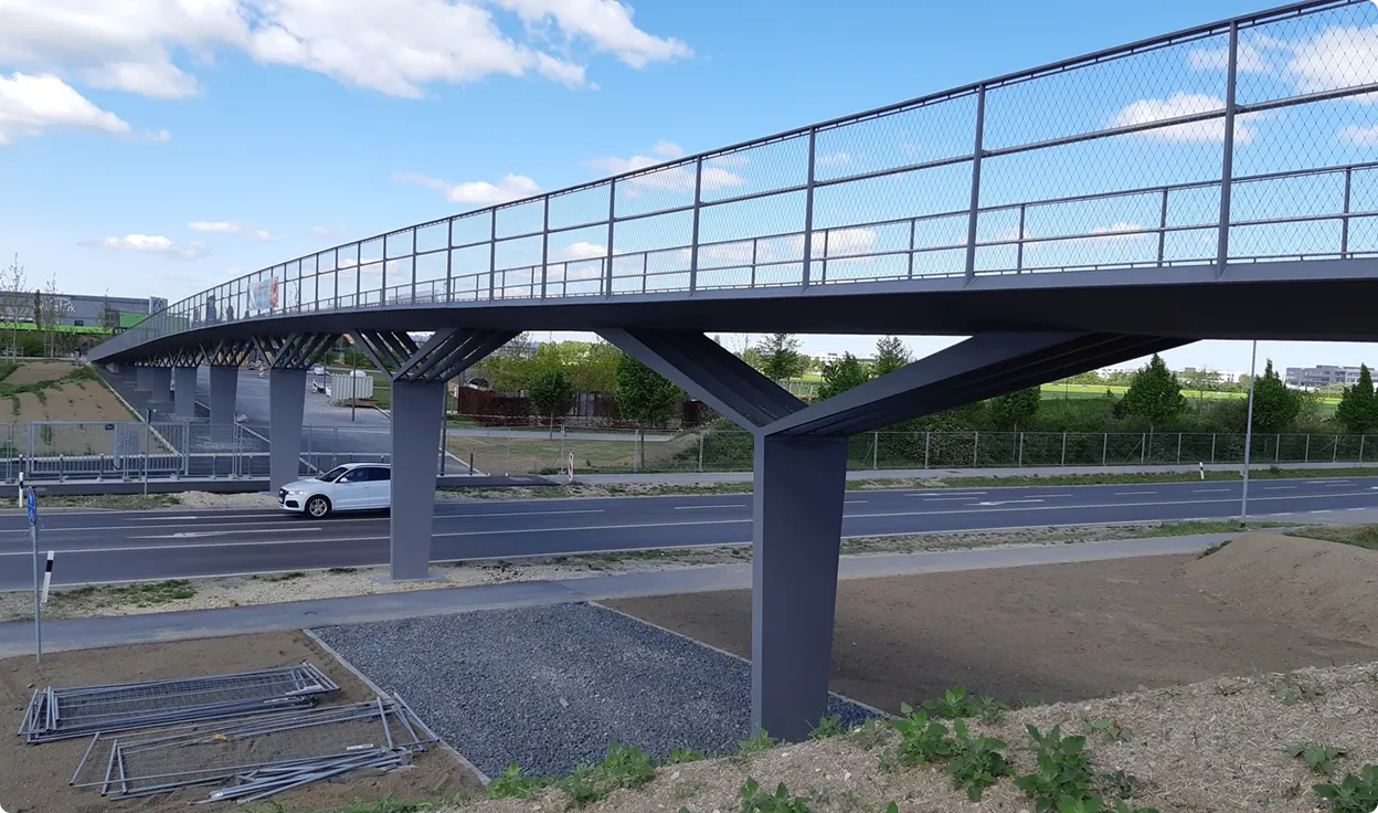 Fuß- und Radwegbrücke über eine Straße