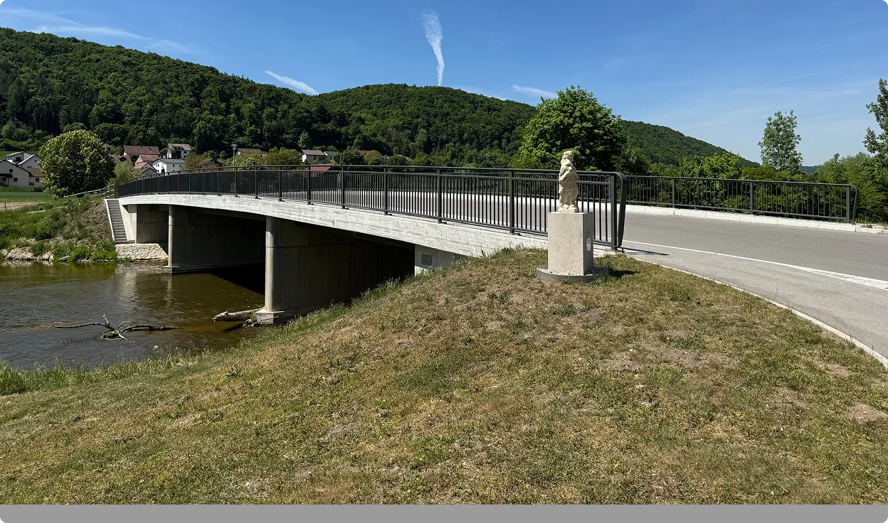 Brücke über einen Fluss im Altmühltal