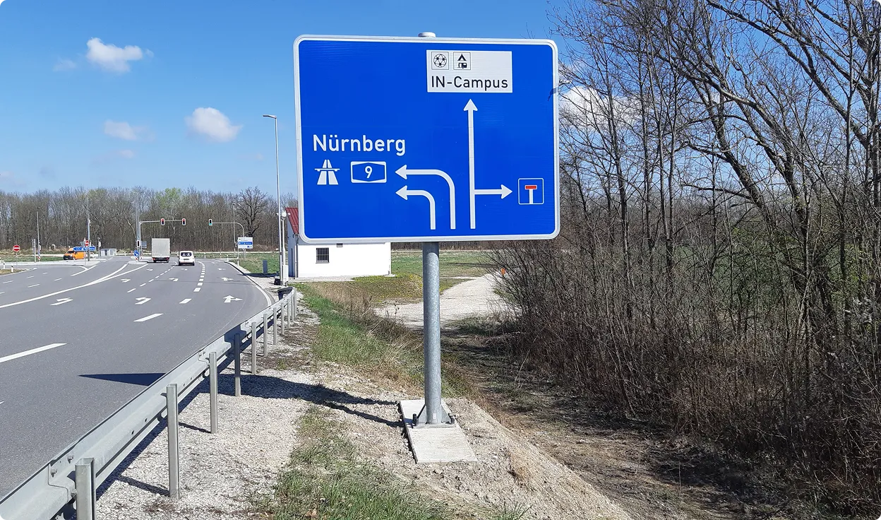 Wegweiser an einer ausgebauten Bundesstraße