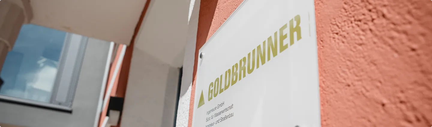 Eingangsbereich des Büros mit Goldbrunner-Schriftzug