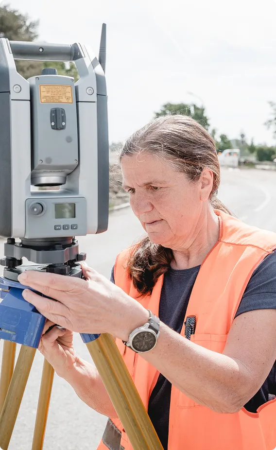 Vermessungstechnikerin am Tachymeter