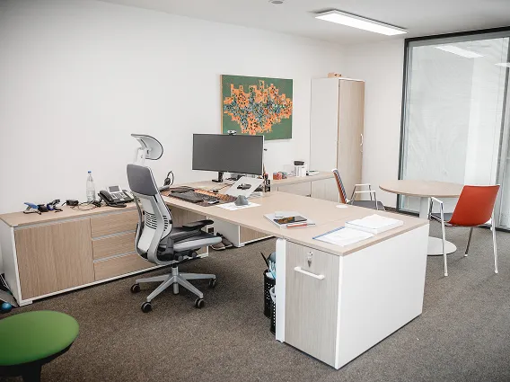 Arbeitsplatz mit höhenverstellbarem Schreibtisch