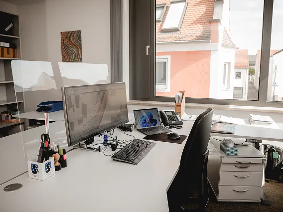 Arbeitsplatz mit zwei Bildschirmen