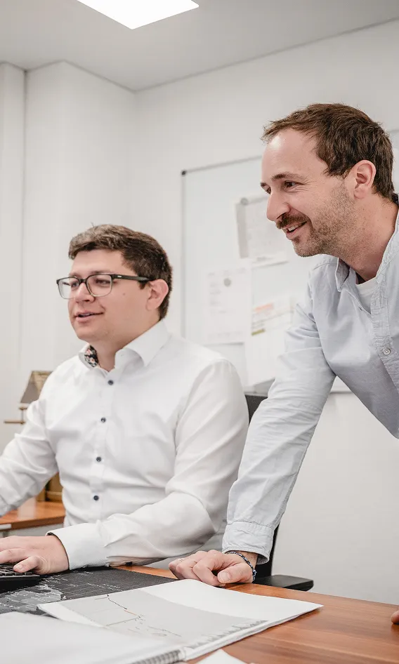 Zwei Kollegen arbeiten gemeinsam am Schreibtisch
