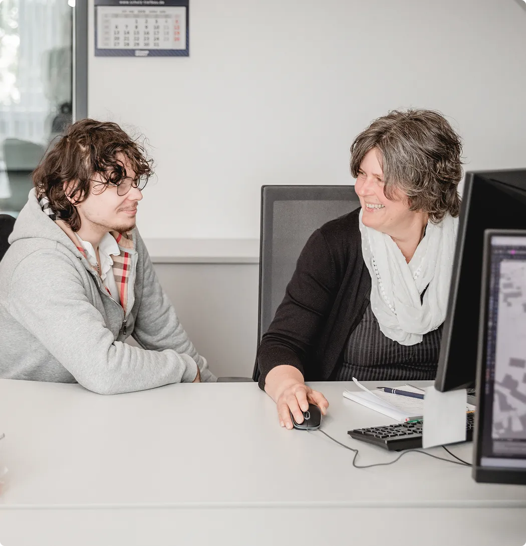 Zwei Kolleginnen arbeiten gemeinsam am Bildschirm