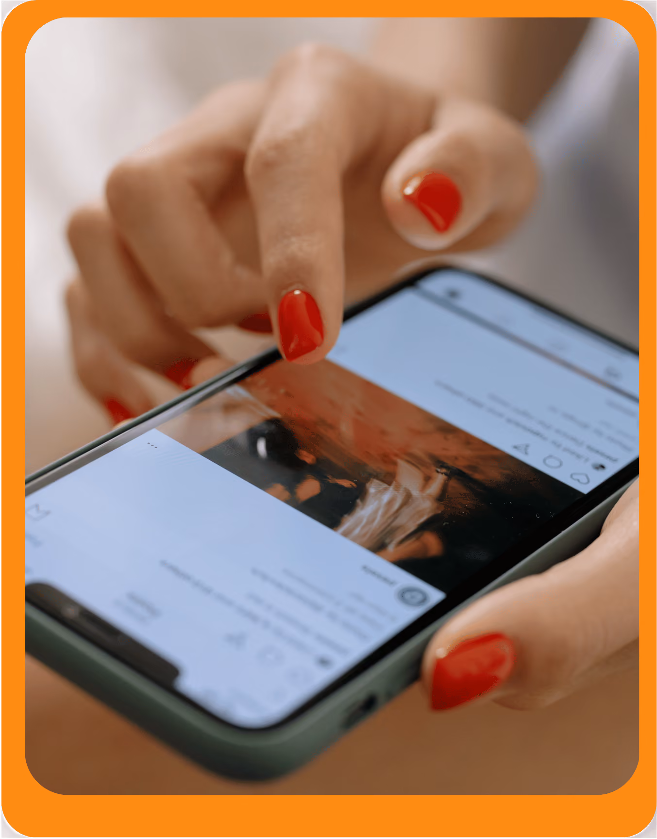 Une main avec des ongles rouges touche l'écran d'un smartphone affichant une page de réseau social avec une photo floue d'une personne en robe blanche.