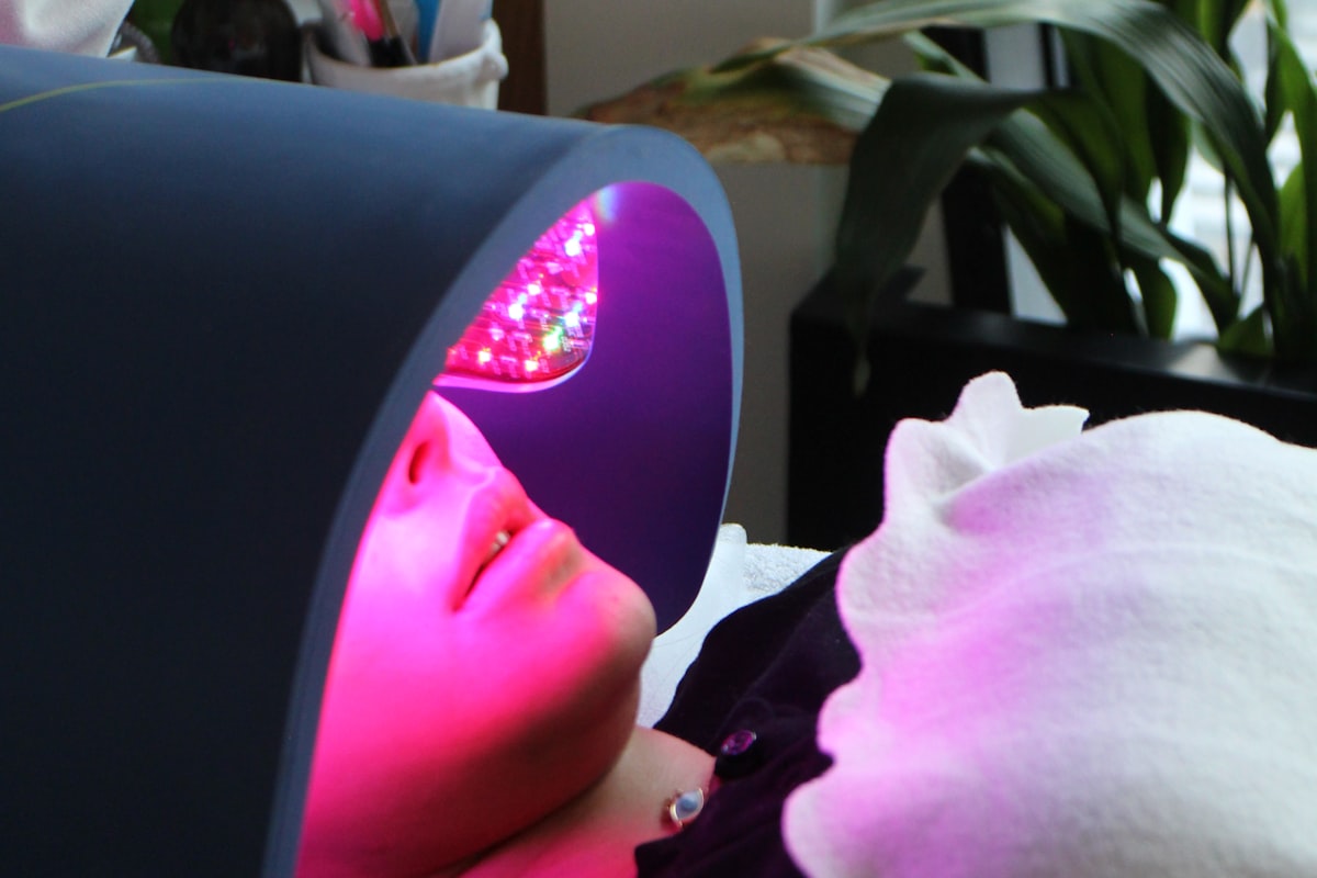 Facial light therapy treatment