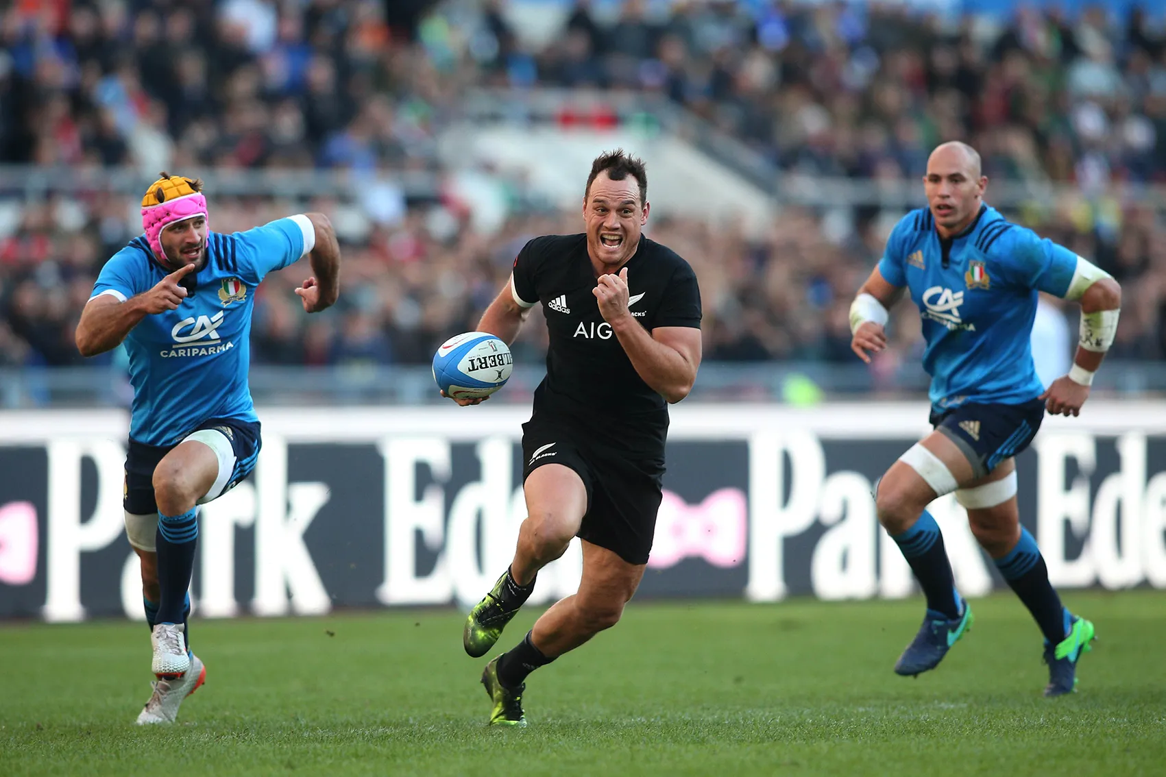 All Blacks-speler rent met de bal naar de try-lijn
