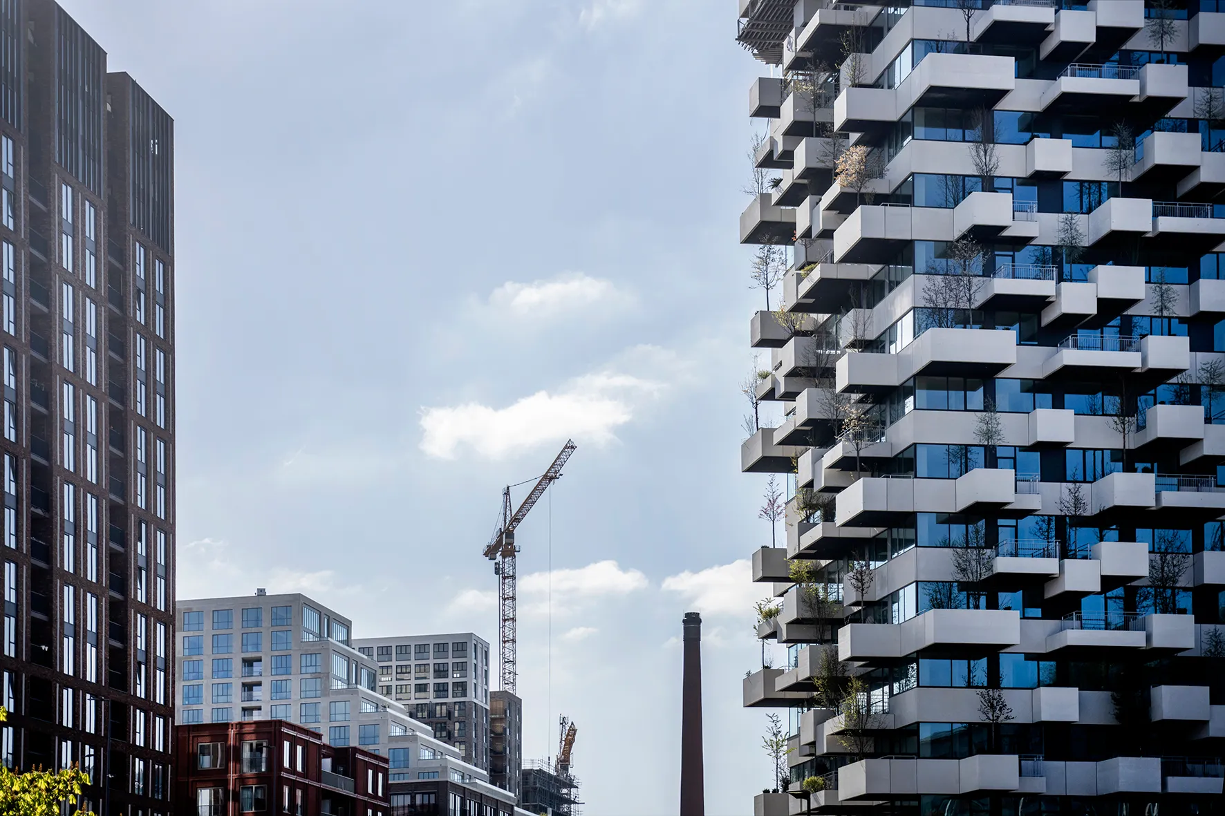 Nieuwbouw woontorens en bouwkraan in een stedelijk gebied