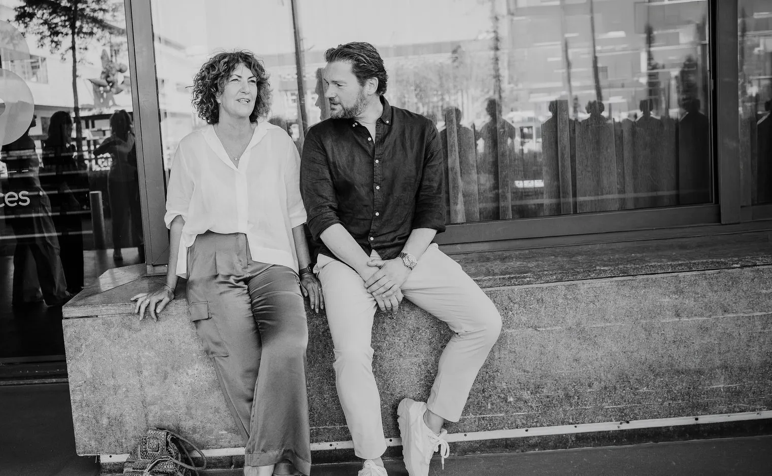Twee professionals in gesprek voor een kantoorpand