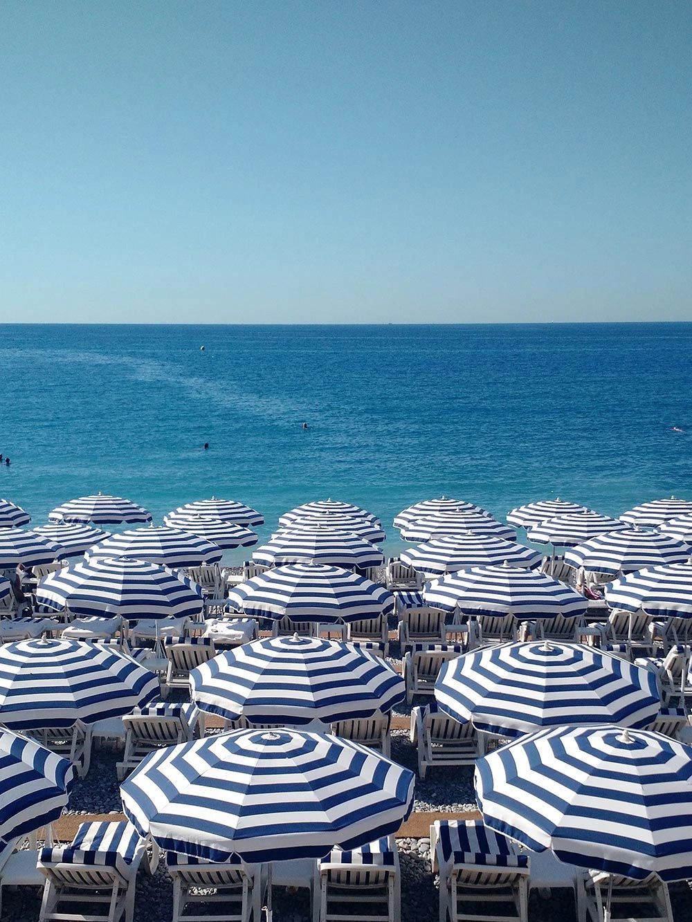 Parasols face à la mer à Nice