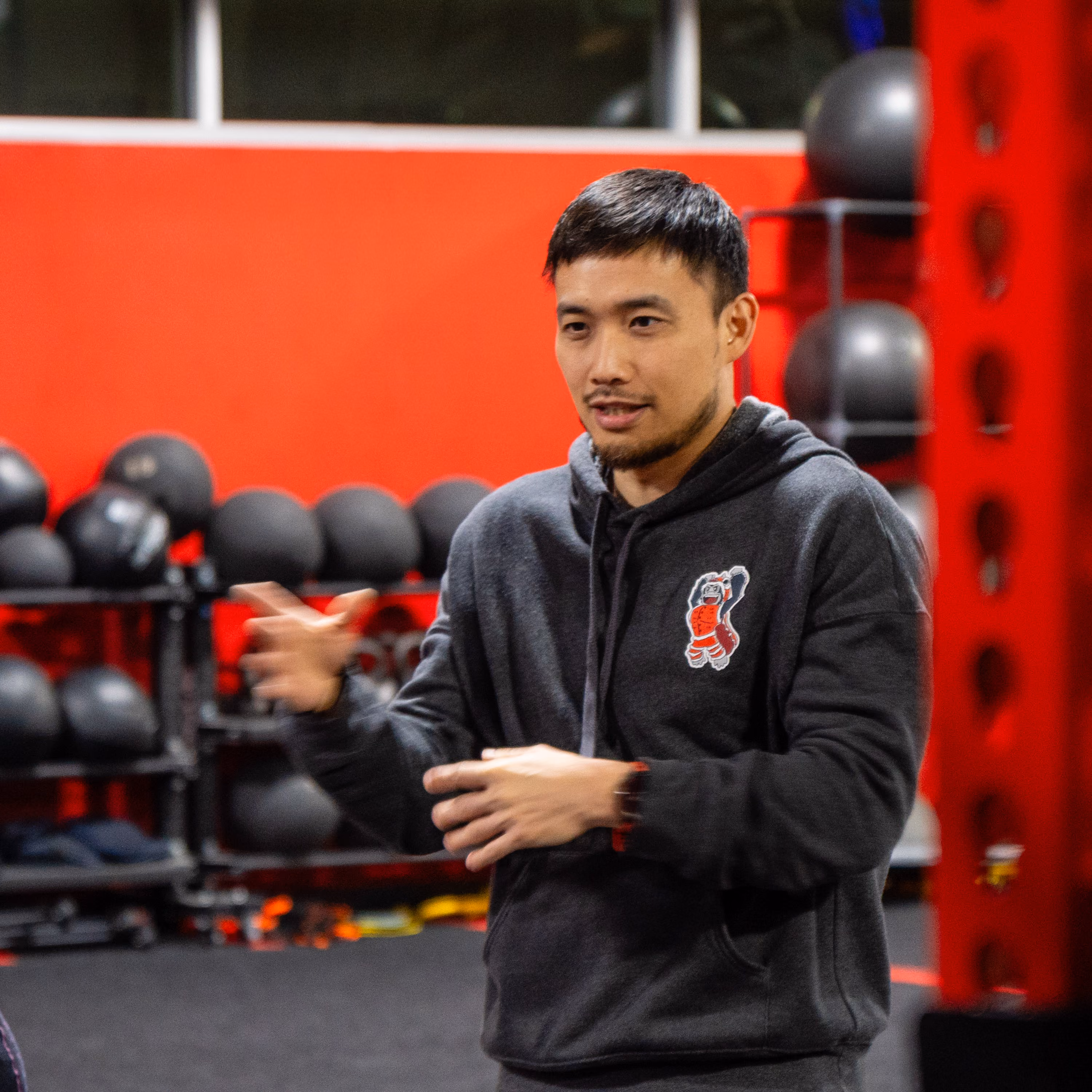 Coach speaking to the group during a training session at Kinitro Fitness