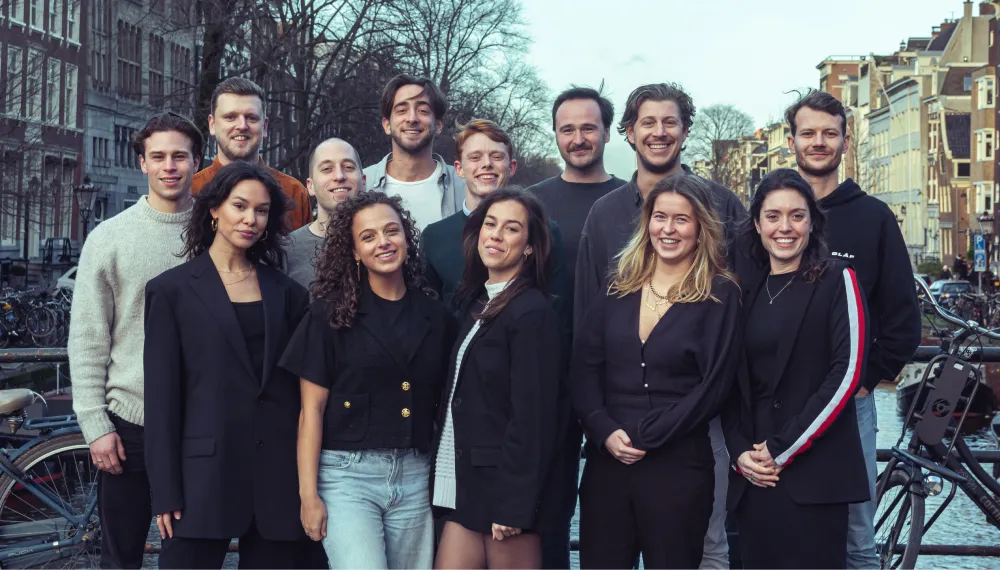 Het team van Soorce aan de Amsterdamse gracht