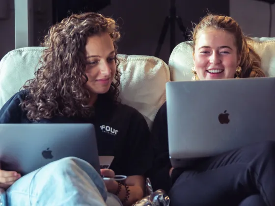 Twee collega’s van Soorce werken samen achter hun laptops
