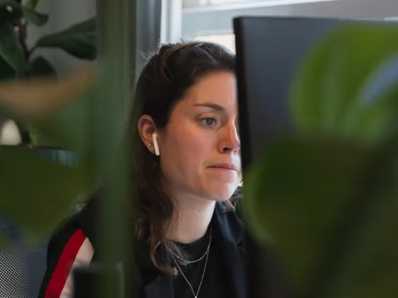 Een collega van Soorce geconcentreerd achter haar scherm
