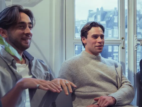 Twee collega’s van Soorce in gesprek op kantoor