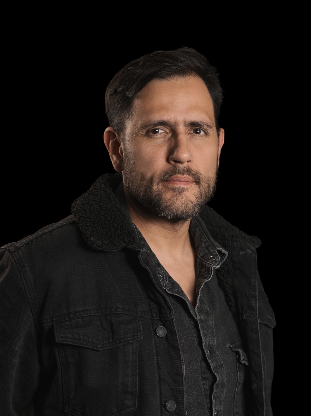 Retrato de estudio de Santiago Martinez