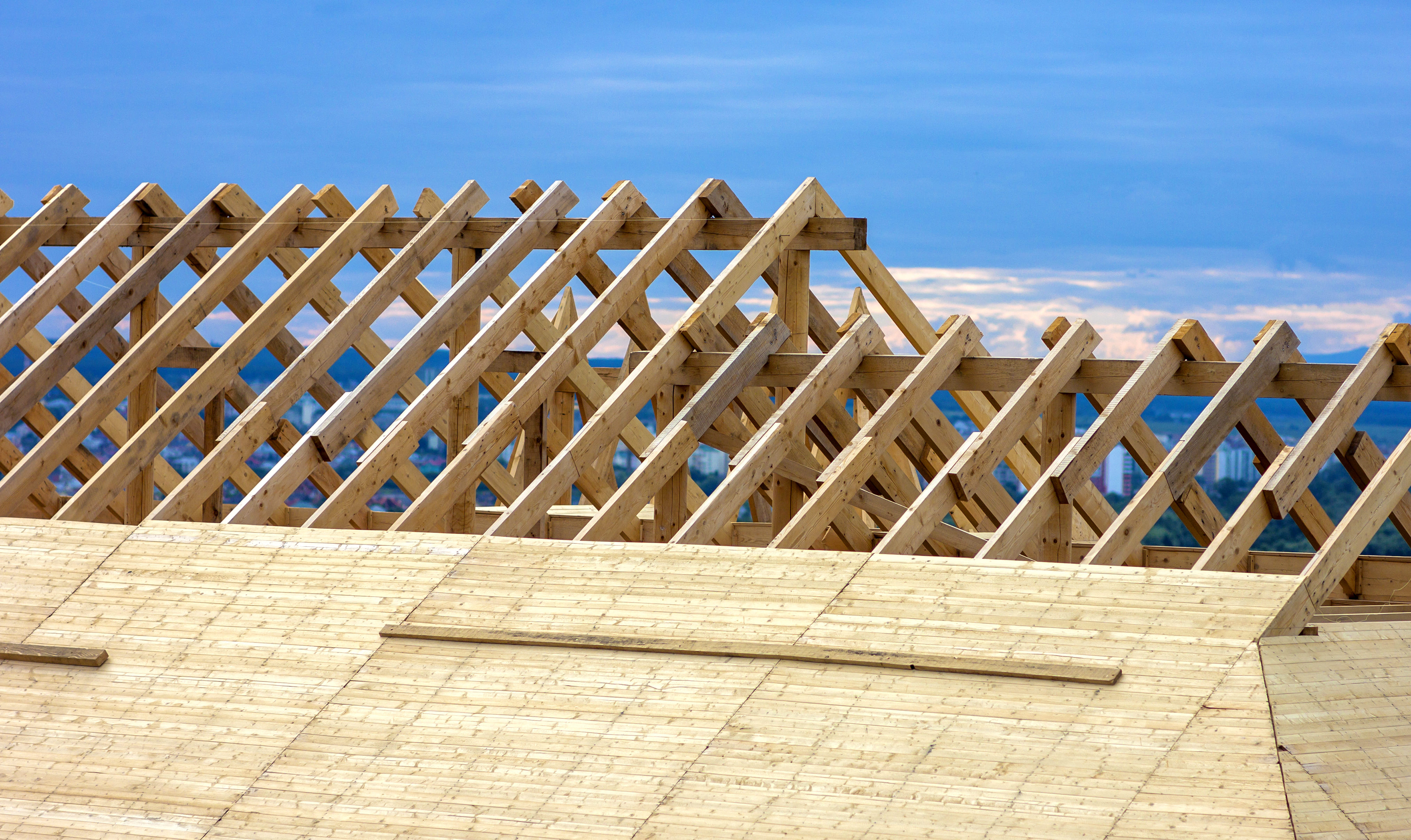 Houten dakconstructie wordt opgebouwd voor een nieuwbouw project