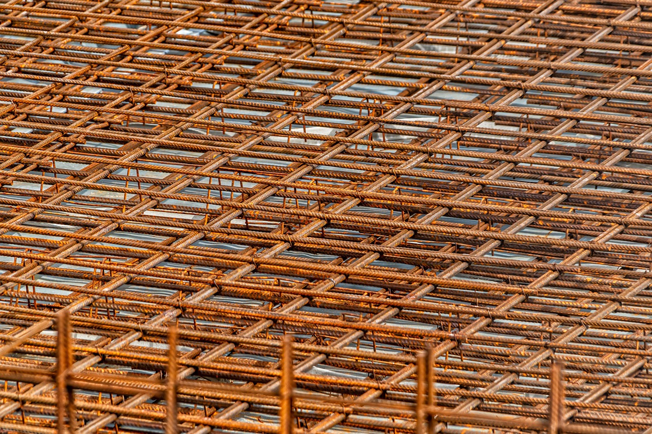 Wapeningsstaal wordt aangebracht als funderingswapening voor een sterke betonconstructie.