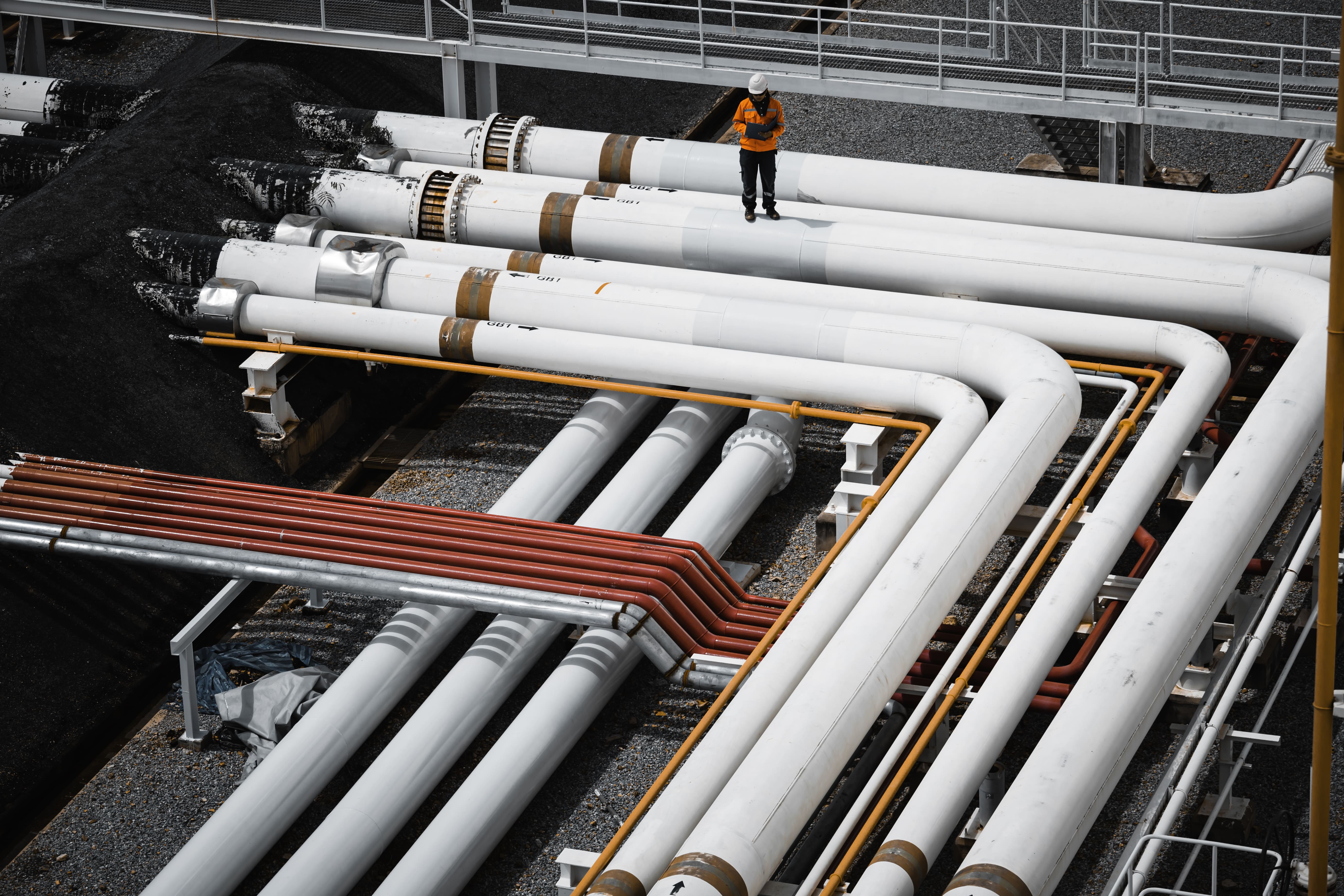 Professionele leidinginstallatie voor verwarming en technische installaties binnen een utiliteits- of industrieel bouwproject.