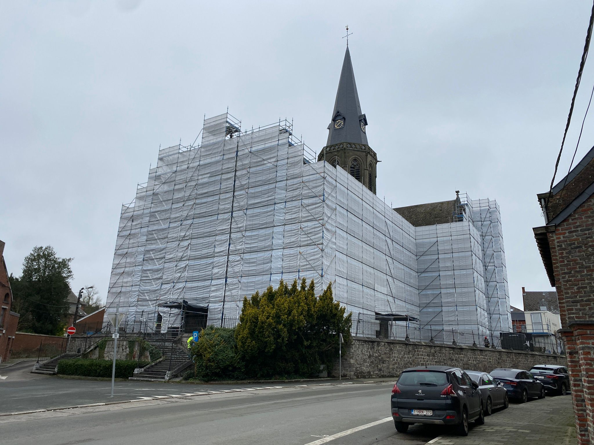 Monumentaal kerkgebouw volledig in steigers voor restauratiewerkzaamheden