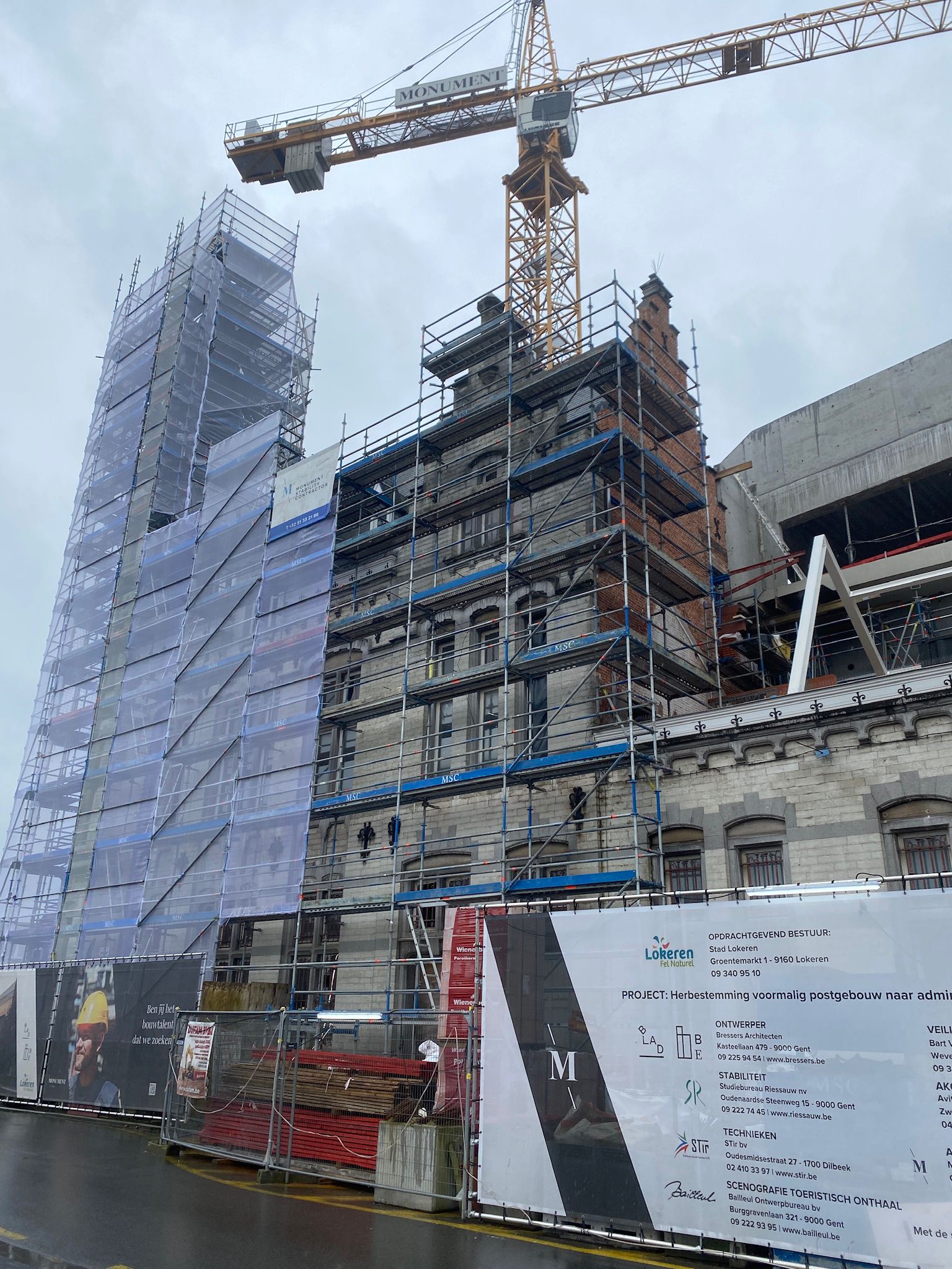 Steigerconstructie rondom monumentaal gebouw tijdens gevelrestauratie