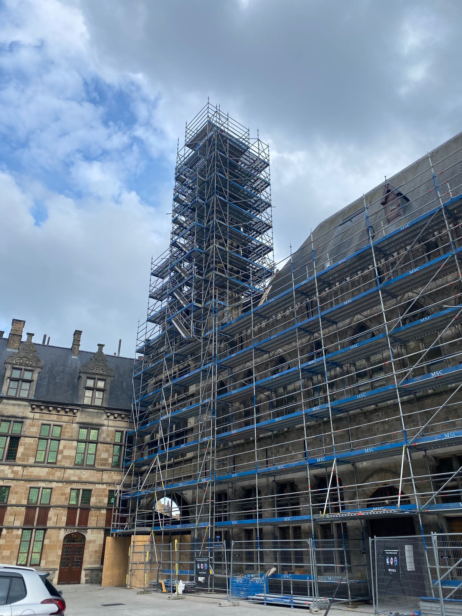 Gevelsteiger voor restauratie van een monumentaal gebouw
