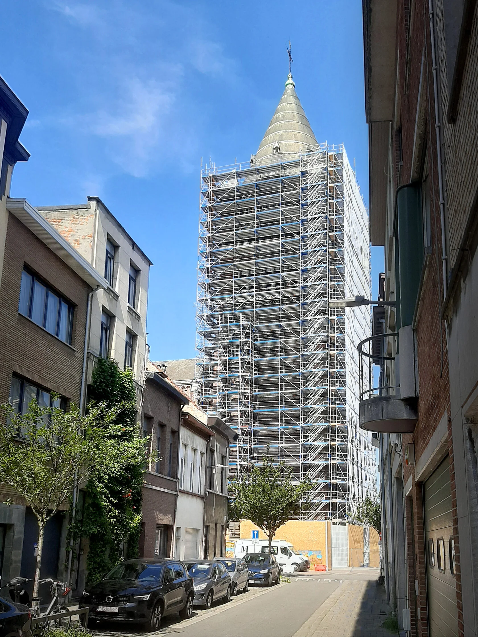 Restauratiesteiger rondom historische kerktoren