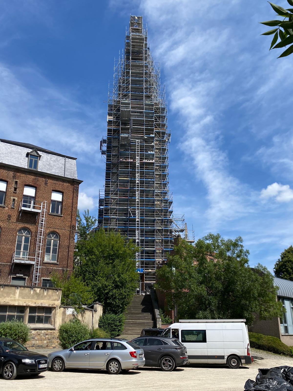 Steigerconstructie rondom monumentale kerktoren voor renovatie