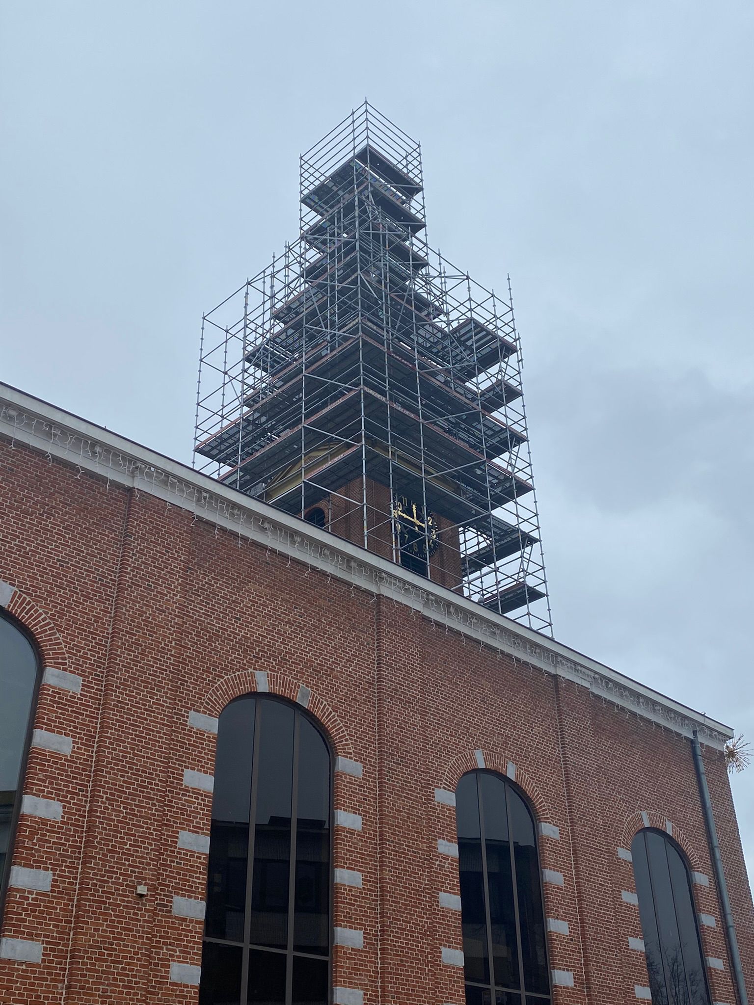 Tijdelijke steiger op historische kerktoren tijdens restauratie