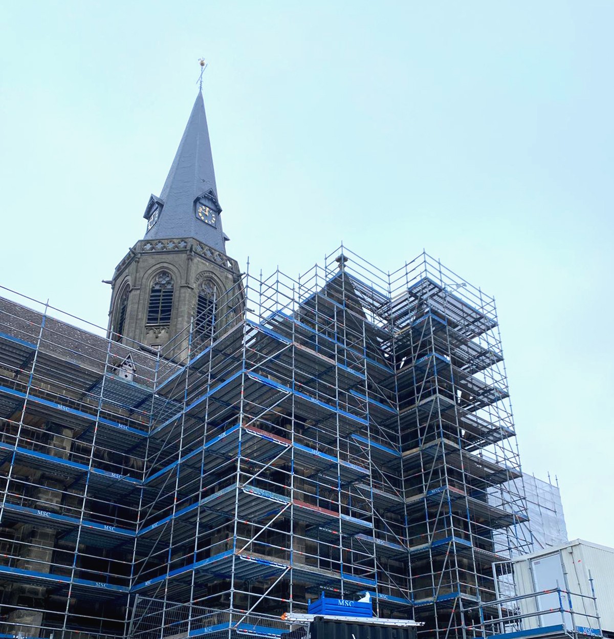 Steigerconstructie op monumentaal dak voor restauratieproject