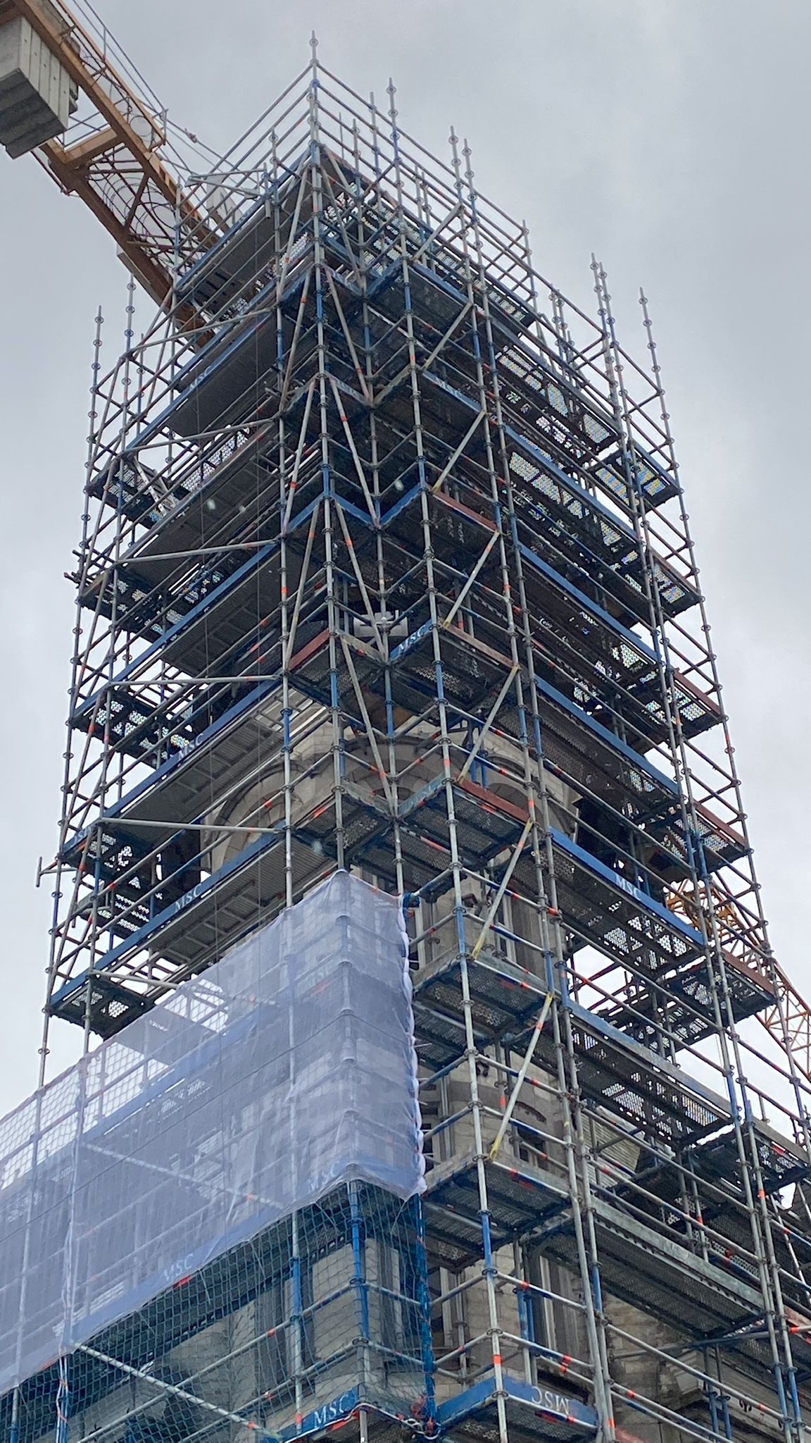 Kerkrestauratie met steigerwerk rondom monumentale toren