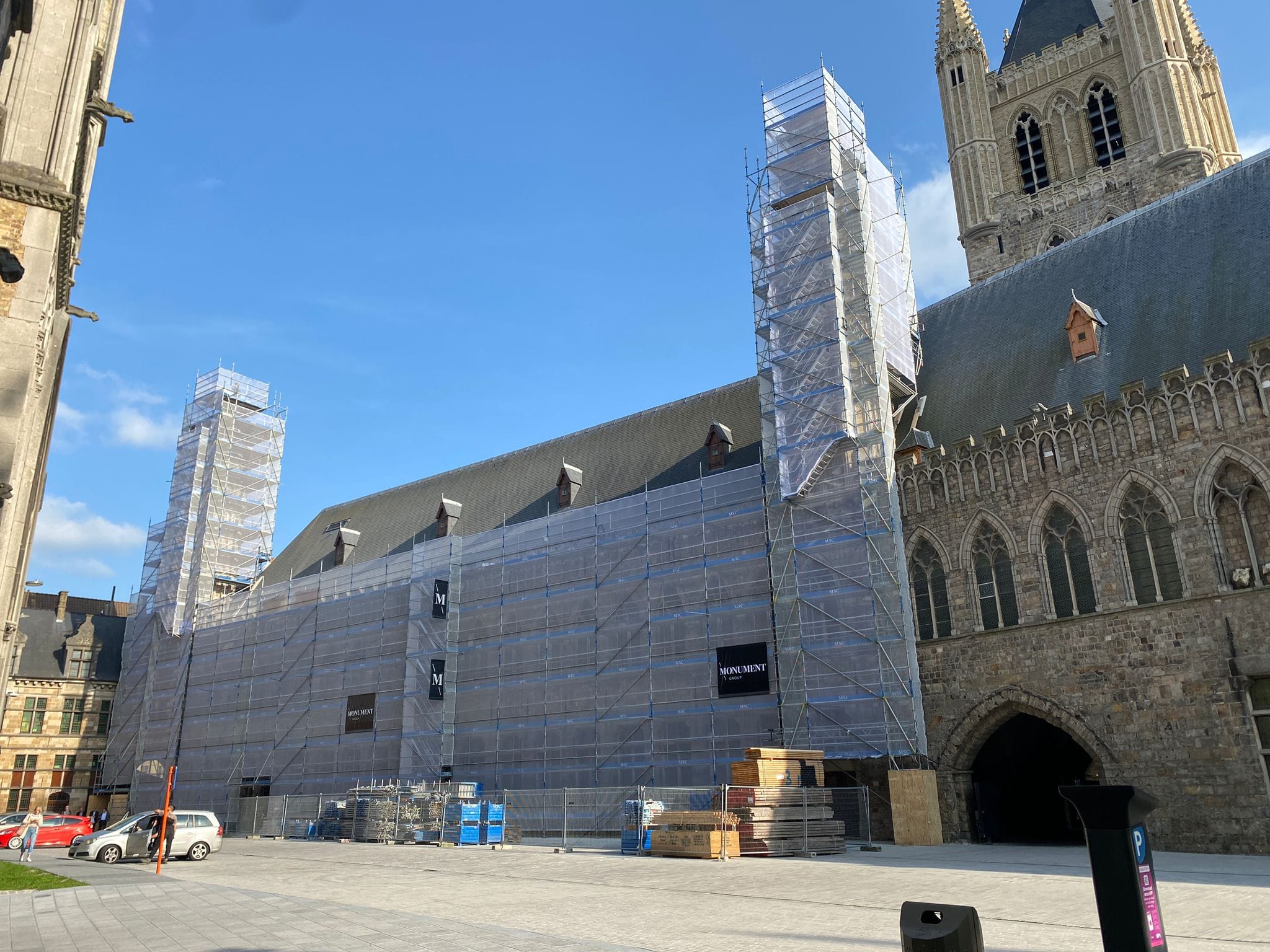 Steigerconstructie voor restauratie van een monumentaal kerkgebouw