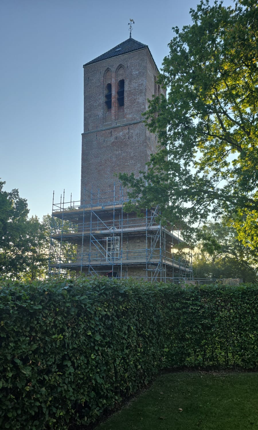 Monumentale kerktoren in steigers voor renovatie en onderhoud